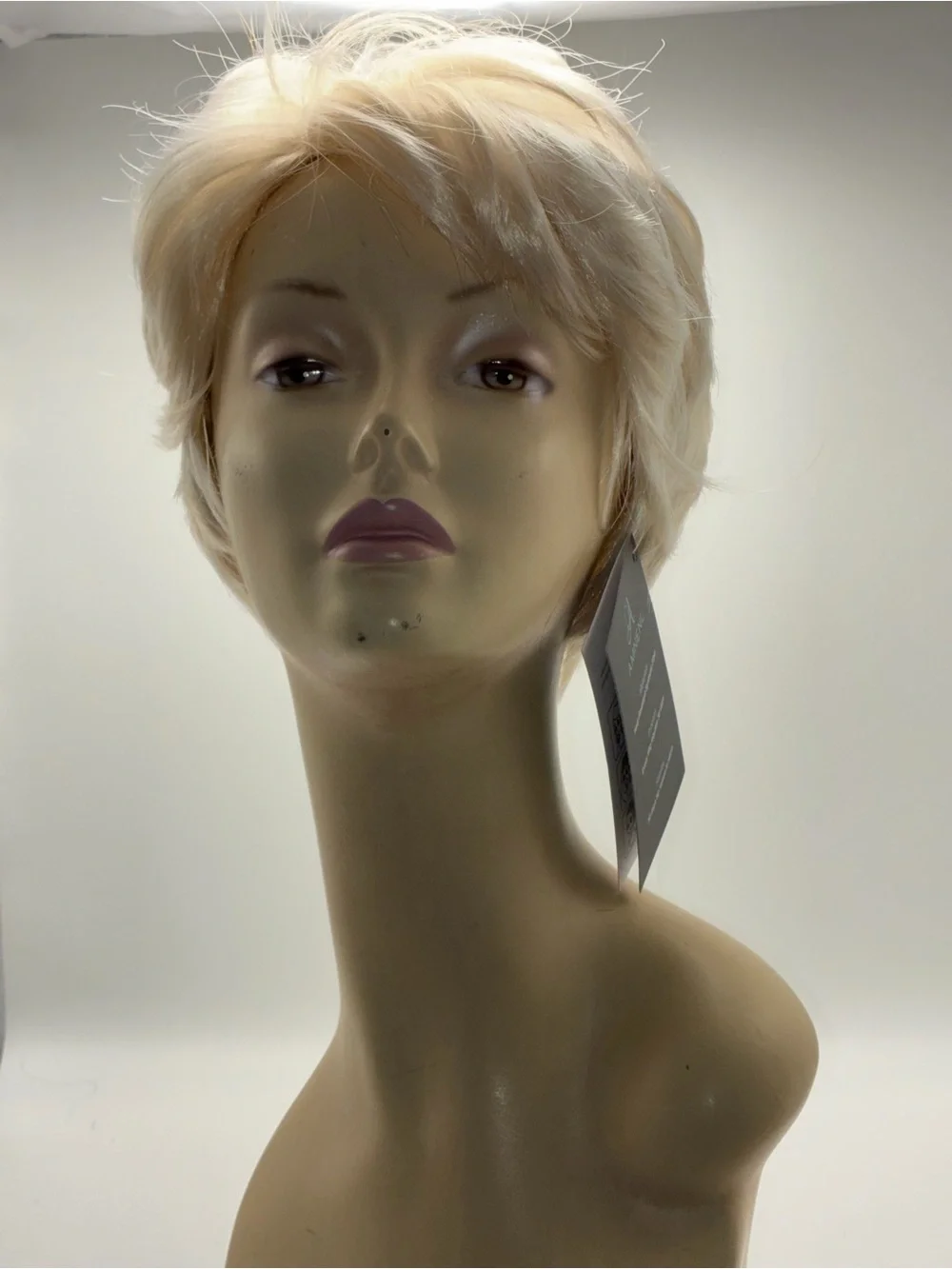 Short Layered Synthetic Wig in Light Blonde - Sleek Everyday Style
